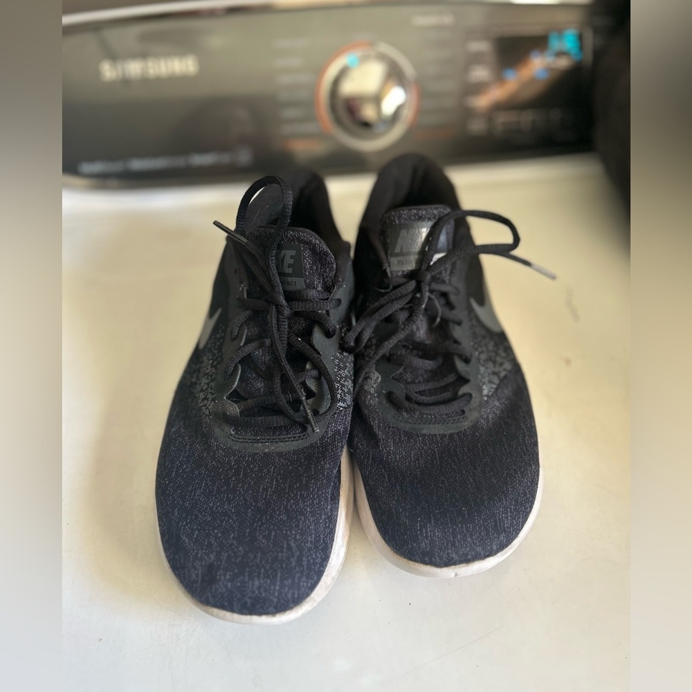 Nike Men’s Black and White Running Shoes - Picture 2 of 6